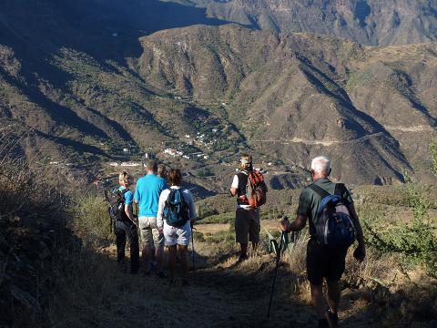 <b>Vandringsvecka på Gran Canaria i 19-24 september 2010</b><br>
	Då man väljer en vandringsresa på Gran Canaria som är förlagd till höjderna mitt på ön, och med de nära 2000 meter höga topparna runt omkring sig, så möts man av en fantastisk utsikt.<br>                     
	De 3 första vandringsdagarna startade vi vid Cruz De Tejeda med olika sträckor. Den första dagen följde vi en lättvandrad stig till en nedlagd gård med mandel, vin och fikonträd samt rikligt med Aloe. 
	Därefter mot byarna  Tejeda och La Culata för kompletteringsköp inför lunchen och vidare genom gruvdalen Barranco de la Mina. Efter byn påbörjade vi en stigning på ca. 400 m över en bergskam. 
	Lunchen tog vi i halva backen med en fin utsikt över landskapet.  På höjdkammen gick vi nedåt mot norrsidan och vandrade genom några nedlagda fruktodlingar. Vi passerade  inga byar, men en del 
	bebyggelse fanns inom synhåll på olika sluttningar. Här var enastående odlingsterrasser med präktiga stenmurar. Vandringslederna har varit lättgångna trots några stigningar mot och över bergskammar, 
	men för de som har obehag av höjder är det ändå inga problem, stigarna är breda och underlaget är stabilt. På den här vandringen kunde man välja 3 sträcklängder 10,14 eller 17 km.<br>
	Den andra dagen vandrade vi på en stig västerut mot en by som heter Artenara, nedanför oss hade vi en dalgång med ett antal märkliga raukar innan pinjeskogen tog vid. Vi följde alltjämt bra och 
	lättgångna stigar fram till en utsiktsplats över det nordvästra hörnet av Gran Canaria och mot de högsta topparna på Teneriffa . På väg mot byn finns grottor jämförbara med våra jordkällare och i byn 
	finns en utgrävd kyrka där man sparat ursprungsmaterialet i berget till såväl bänkar, altare, dopfundament och annan utsmyckning. Här finns möjlighet att äta lunch och dessutom kan man välja om vill 
	avbryta vandringen efter dessa 8 km eller fortsätta  ytterligare 7 km tillbaka med 400 m stigning. Återvägen går genom ett brantare parti med en hisnande utsikt, men fortfarande på breda och fasta 
	stigar utan att det medför någon obehagskänsla.<br>
	Tredje dagen gick vi genom pinjeskogen upp mot de högsta topparna på ön, vi valde den näst högsta på 1917 möh. och fick efter den mödan en oerhörd fin utsikt, kanske främst mot Gran Canarias sydsida. 
	Det är lämpligt att förlänga vistelsen här uppe på toppen med en lunchrast. Vi gick nedför berget och kom ut på (Silverleden ) Camino de la Plata som vi följde ned till Cruz Grande.  Där börjar för övrigt 
	den gamla Pilgrimsleden som går i syd –nordlig riktning över ön. Den här sträckan kan delas upp i 3 olika alternativ på 19 resp. 15 km och med en lättare sträcka på 13 km där man inte går upp på toppen 
	( Pico de las Nieves ). Efter ett uppehåll i byn San Bartolome åkte vi ned till kusten vid San Augustin där vi hade baslägret under de återstående vandringsdagarna. Här fanns möjlighet att välja om man 
	ville ha vilodagar med bad i Atlanten , eller göra egna utflykter. Det gick ju också  utmärkt att kombinera  vandringsdagarna med bad.<br>
	Den fjärde dagen vandrade vi utefter sydkusten från San Augustin västerut till Maspalomas, de sista 5 km innan Maspalomas utgörs av ett ökenområde med höga sanddynor som sträcker sig ett par km in 
	över land. Återvägen till San Augustin gick vi mellan dem men också över några dynor. Man får en direkt känsla av ökenvandring i det här området. Den nämnda sträckan blev 14 km, men den kan kortas eller 
	förlängas beroende på hur man vill uppleva ökenlandskapet.<br>
	Femte vandringsdagen gick i de södra bergsområdena från Santa Lucia över en bergskam med 600 m stigning till Guayadequedalen. I den här dalen är alla bostäder inhuggna i det porösa berget som grottor. 
	Fortfarande används grottorna som bostäder och det finns även möjligheter som turist att hyra in sig i en del av dem. Vandringen är 14 km men relativt lättgången beroende på att stigen är utformad som 
	serpentinväg.<br>
	Sista vandringsdagen besökte vi Bandamakratern som ligger någon mil väster om huvudstaden Las Palmas. Den uppstod genom ett vulkanutbrott för ca. 2000 år sedan. Följer man leden som går runt kratern 
	blir det en sträcka på ca. 4 km, man kan även gå ned i kratern där det för övrigt finns en nedlagd vingård, då får man också tillfälle att studera formationerna i bergväggen.<br>
	Generellt kan man säga att lederna är lättvandrade och de har förhållandevis stabilt underlag, framförallt med tanke på att det är kuperat i bergen. Vandringslederna var tidigare transportleder 
	över bergen och har utformats så att 2 åsnor skulle kunna mötas. Därför finns det ingen anledning för de som vandrar på Gran Canaria att känna någon oro för smala stigar intill branta stup, och på så 
	sätt passar området även dem som har rädsla för höjder.<br>
	För närvarande  är det bara Gran Canaria Experten som anordnar vandringsresor på Gran Canaria, Den arrangören har svenska  vandringsledare och det finns alltid 2 olika sträcklängder.
	Gran Canaria Experten kan ni hitta på hemsidan http://www.grancanariaexperten.se/resor/aventyrsresor/vandringsresa/
	Den svenska vandrarguiden på Gran Canaria hittar ni på: www.rockyadventure.com
	<br>Text: Gunnar Wall. Foto: Kjell Fjellsén.