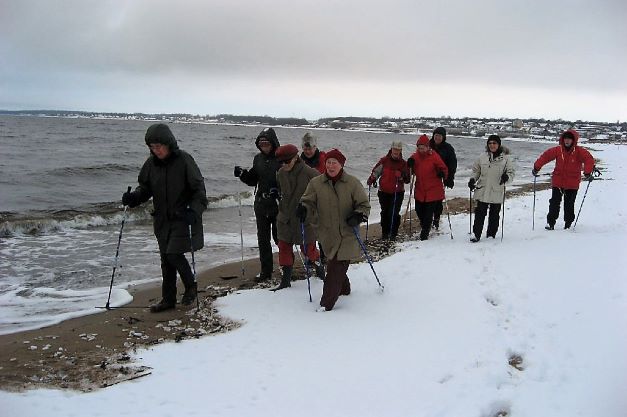 <b>Skälderviksvandring den 6 december</b><br>
	11 glada vandrare plumsade runt i snön utmed Skäldervikens strand.