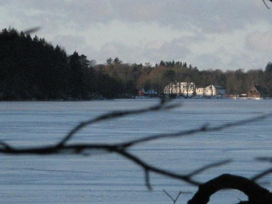 <b>20101212 Rössjön.</b><br>
	Söndagen den 12 december vandrade vi runt Rössjön 10+2 km tillsammans med Anders Ragnarsson och då togs det en del bilder av vinterlandskapet.
	Det blev en underbar vandring runt Rössjön, för en liten men tapper skara vandrare, visst var det minus grader och snö men solen lyste och vinddraget var obefintligt.
	Härligt att vandra när man hör skaren brytas för varje nytt steg man tar och man känner att man får upp kroppsvärmen.<br>
	Vid fikapausen i en solig skogsglänta kändes det också, att solen trots datumet gav ifrån sig en smula värme.
	Delar av vandringen gick nere vid strandkanten och där hade vi en vacker utsikt över en delvis istäckt sjö, där svanar och gräsänder flockades 
	vid de vakar som blev mindre och mindre för varje timme.<br>
	På grund av snön så missade vi en ”avfart” på stigen och efter någon km mötte vi oss själva….eller åtminstone våra fotspår… , en ny titt på 
	kartan och sedan var det inga problem. Det blev några extra steg men det bjöd vi så gärna på en dag som denna.<br>                                                                                                                                                Med Ändamålsenliga kläder, broddar och spetsiga stavar klarade vi oss alla ”helskinnade” tillbaks till bilarna trots att blankisen blänkte här och var (se bild).
	Vi tackade Anders för en härlig söndagsvandring och hälsade att vi gärna gör om vandringen till sommaren.<br>
	Text: Kjell Fjellsén. Foton: Kjell och Christina Sörman